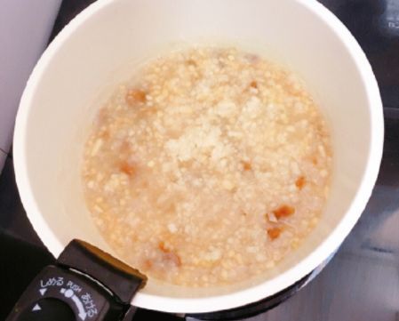 随后加入苹果丁和雪梨丁，搅拌均匀，煮至粘稠