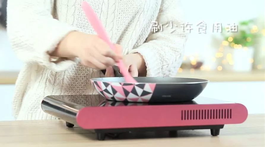 开小火，平底锅内刷一层薄薄的食用油