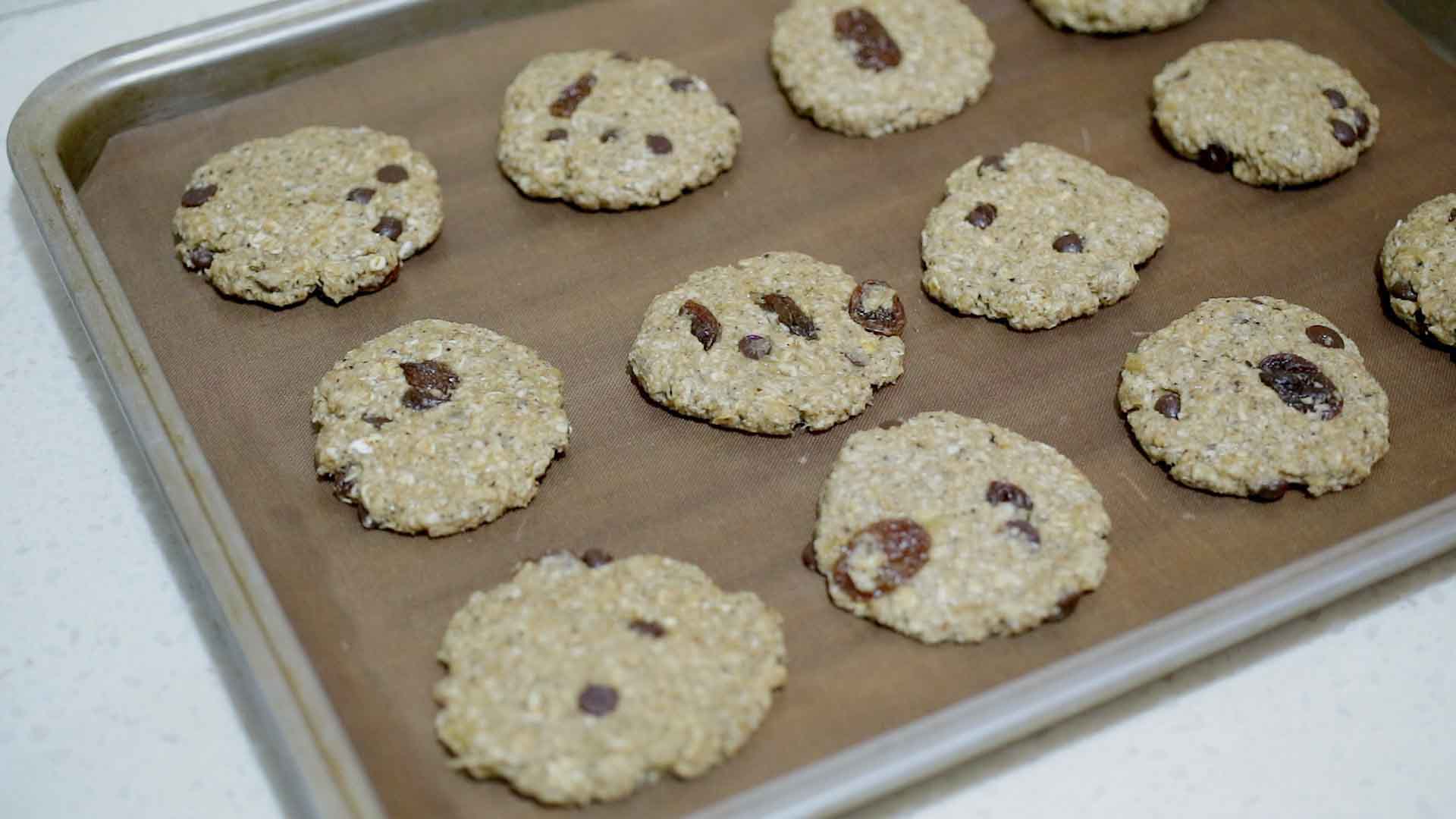 放入已预热180度的烤箱，烤15-16分钟至金黄。