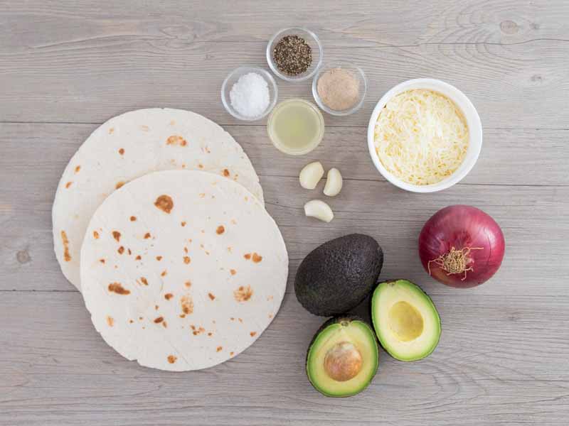 准备食材：牛油果2个、墨西哥薄饼2块、紫洋葱1/4个、蒜头5瓣、水牛芝士碎1碗