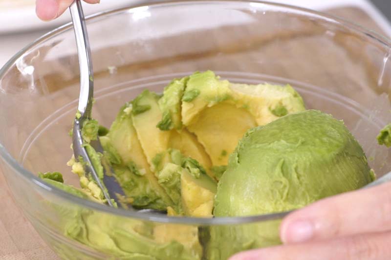 把牛油果切开然后在碗中压烂，变成牛油果酱。