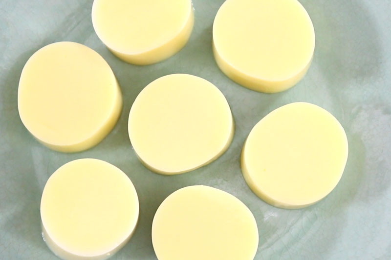 把玉子豆腐切件然后放在碟子上。