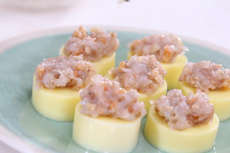 把混好的材料用匙子放在玉子豆腐面。