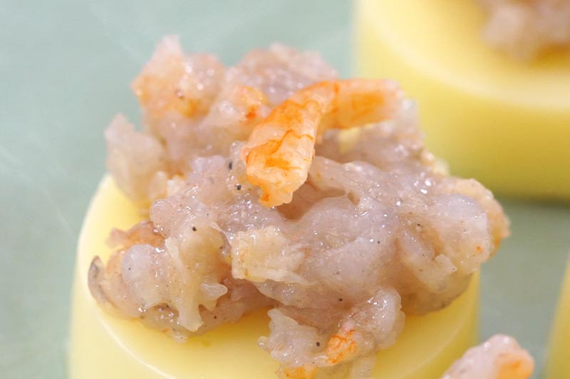 然后把虾乾放在虾胶上。