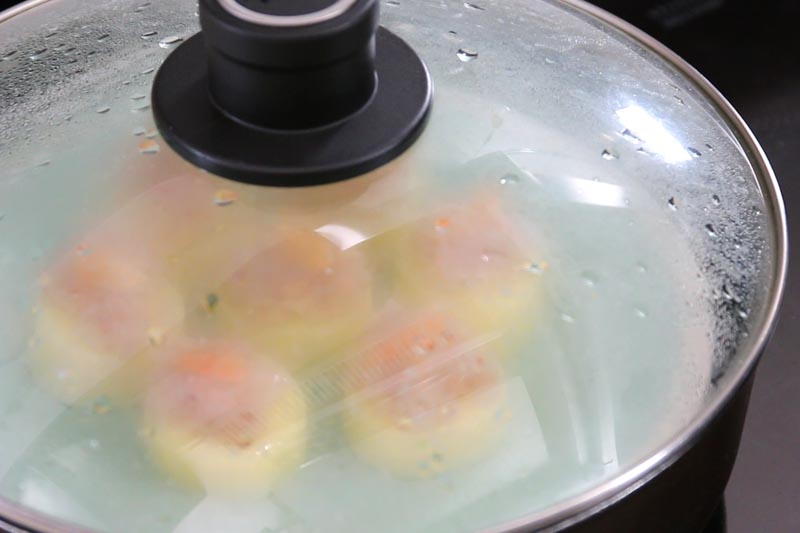 水滚后以勐火隔水蒸5分鐘，再以中火蒸3-5分鐘。