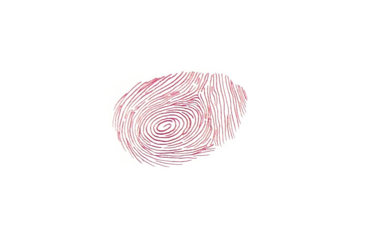 步骤1：用爸爸或者妈妈的指肚印一个大的指印作身体。