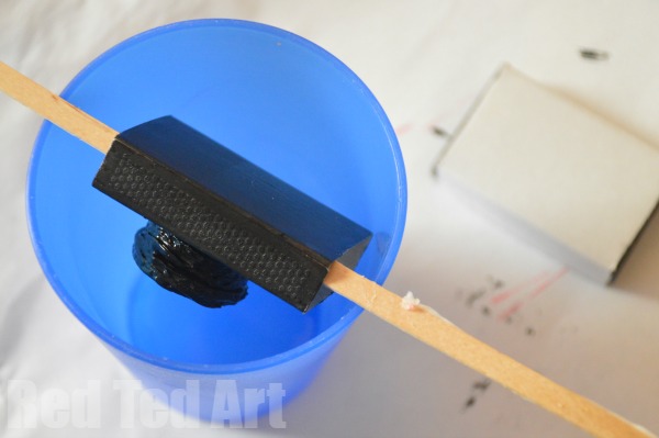 步骤3：将涂好颜料的相机机身晾干。