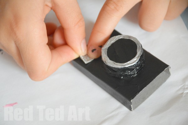 步骤4：剪出一小块铝箔纸，粘在相机右上角，作为闪光灯。