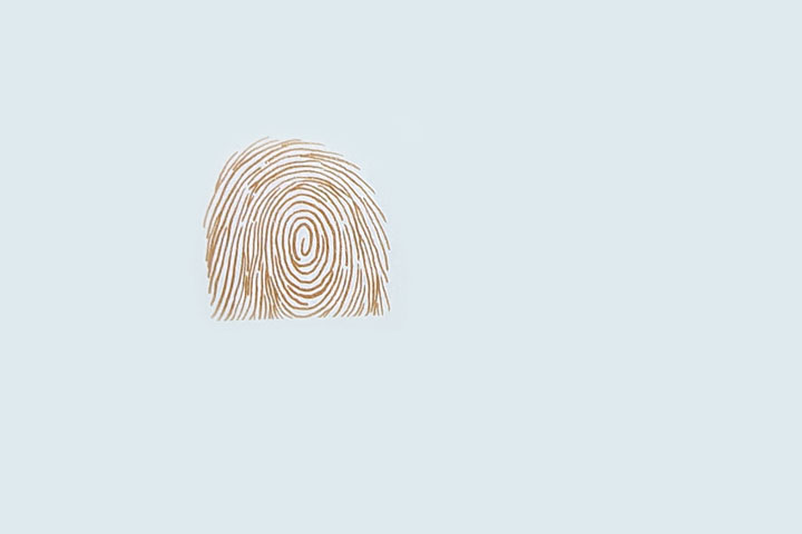 步骤1：印半个大人的指印作驾驶室。