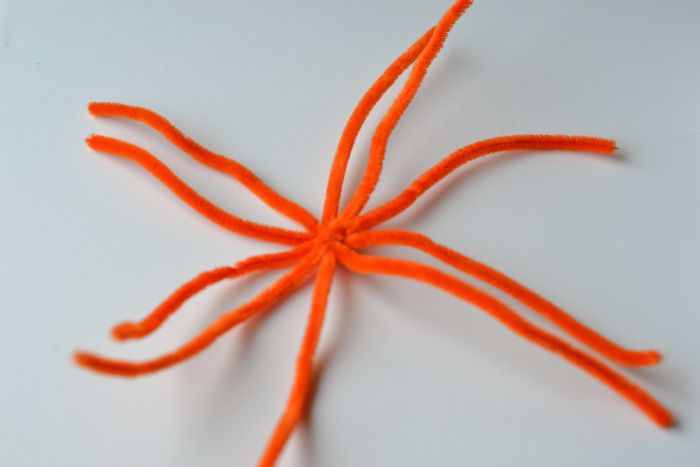 步骤2：将5橙色毛条的中间拧在一起，如图中的形状。