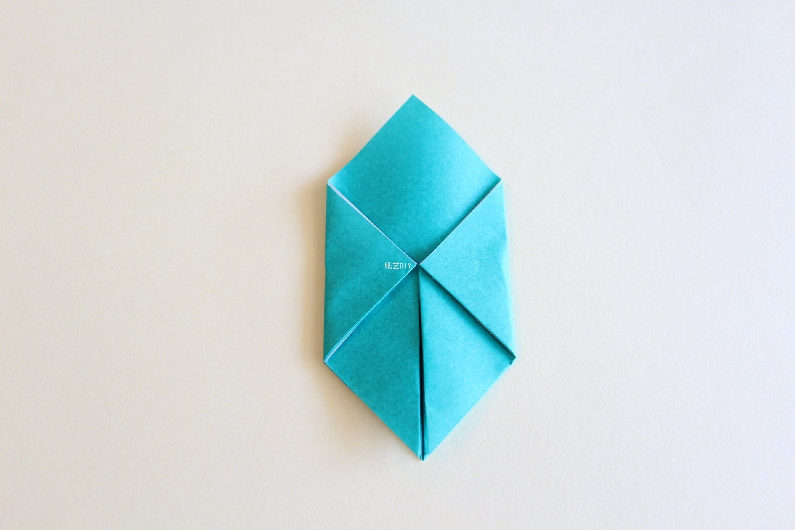 步骤4：继续将折纸左右两侧依次向内翻折。