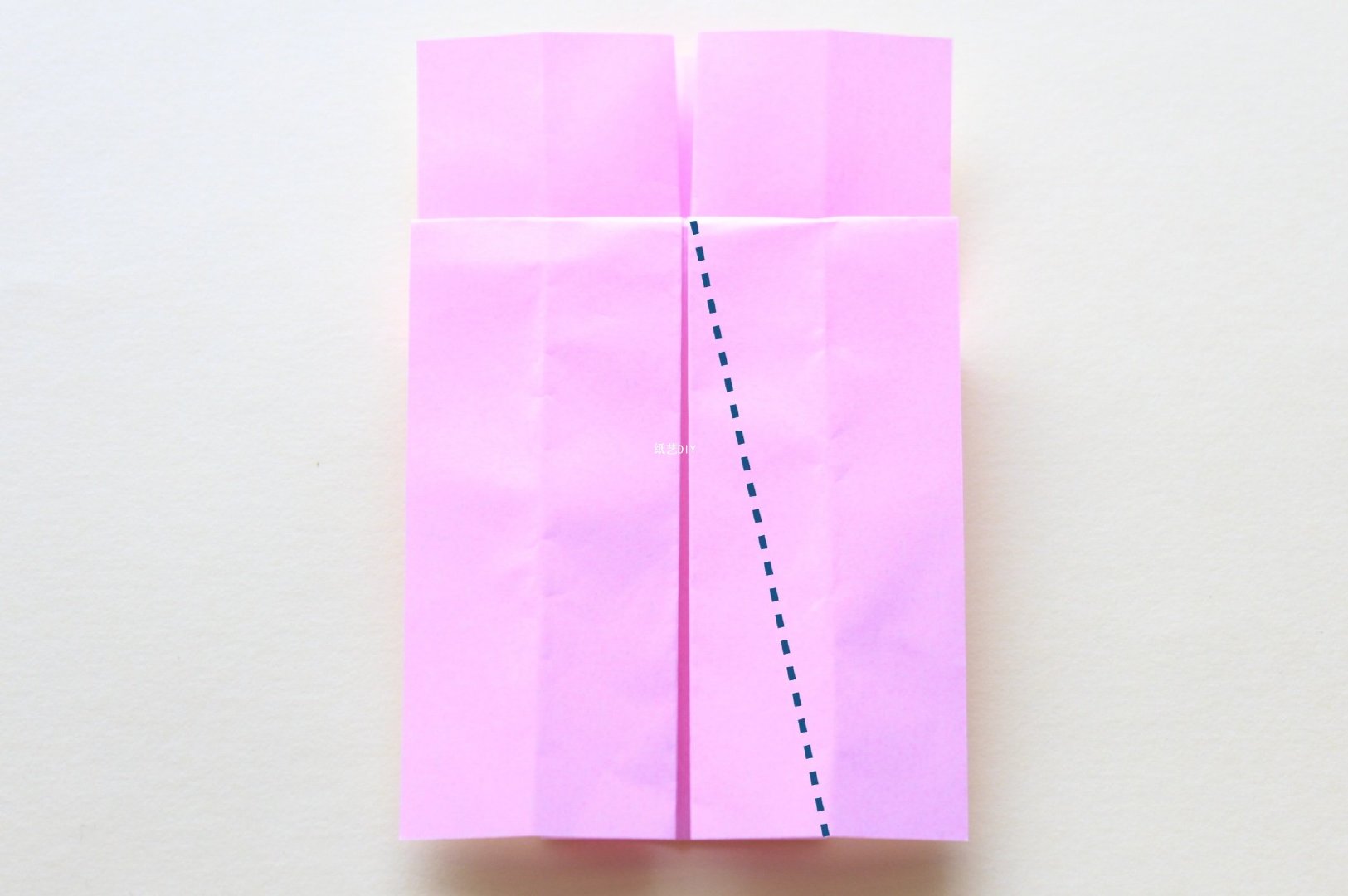 步骤6：将折纸摆正，将其右侧沿着图中的虚线位置向其外侧翻折撑开。