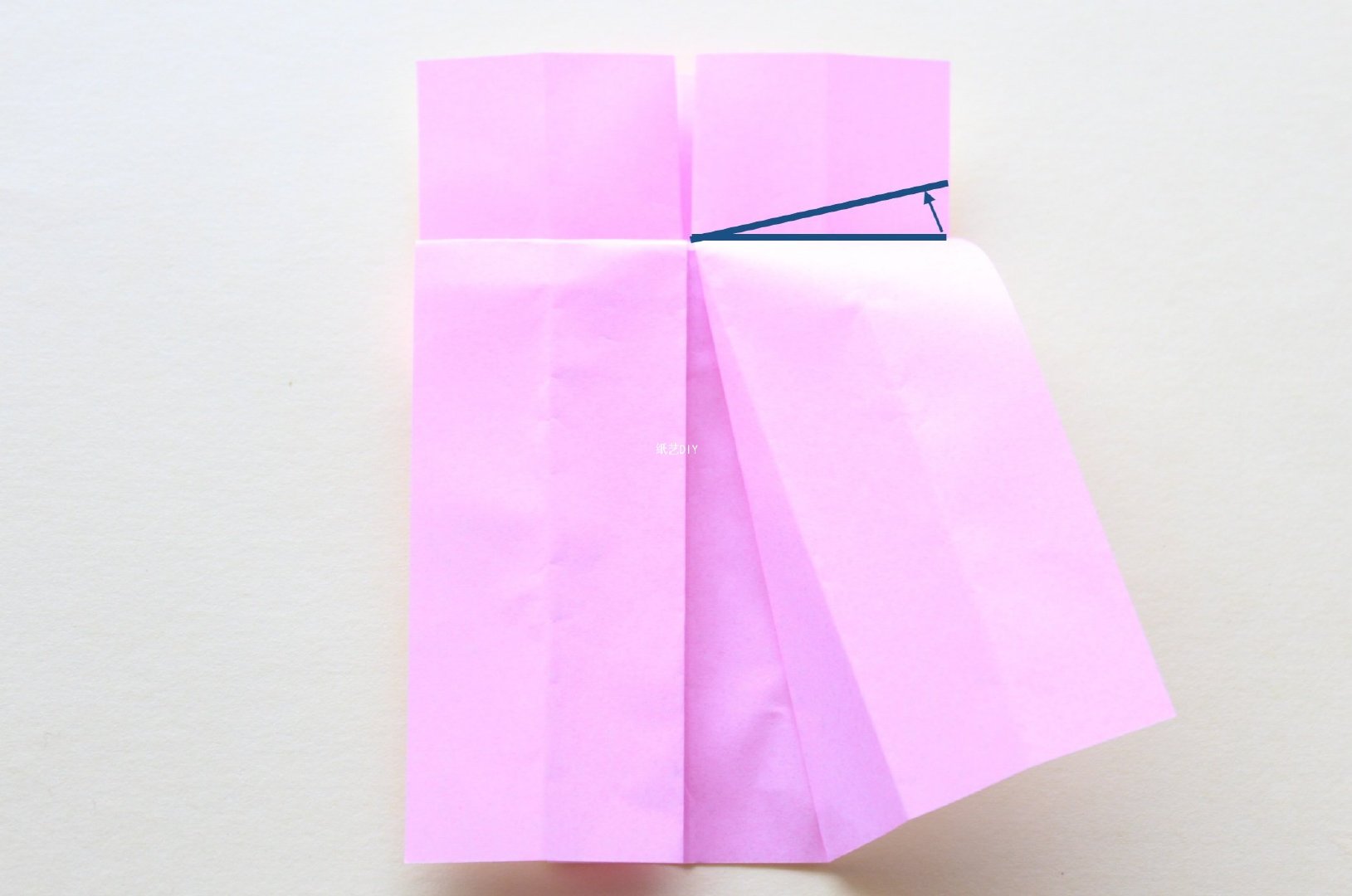 步骤7：将翻折好的折纸沿着图中的实线位置向上提起。