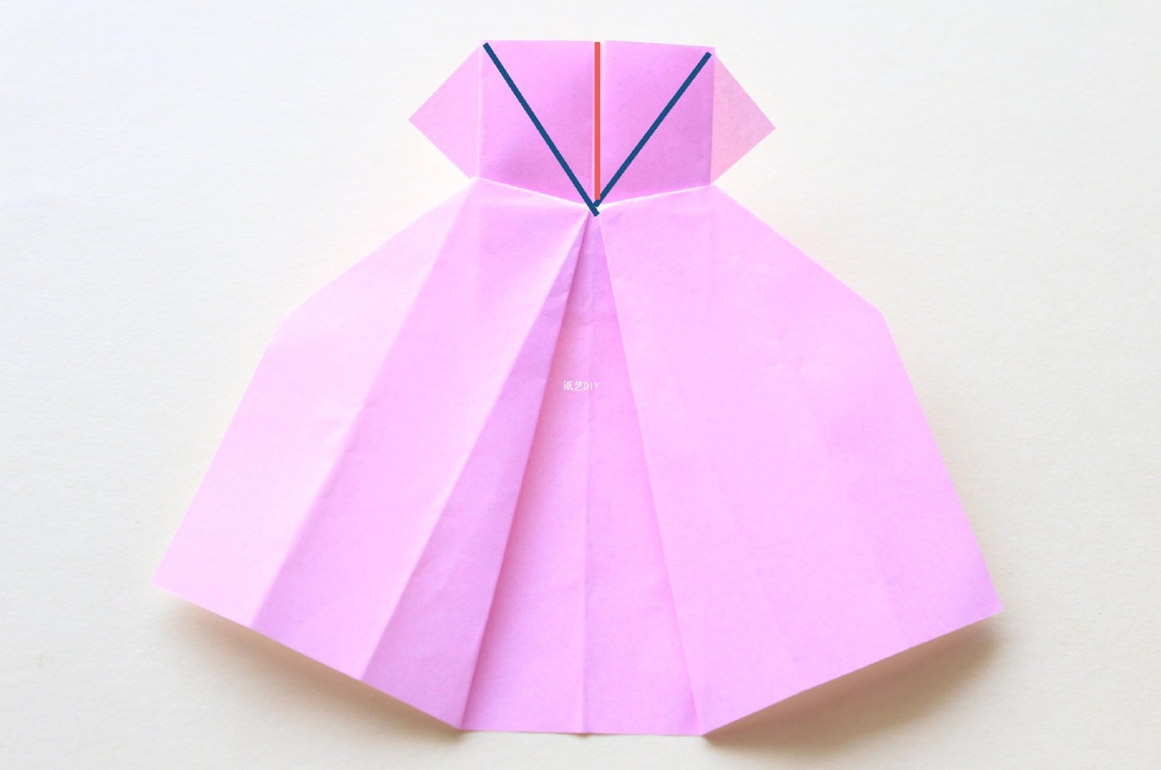 步骤14：将折纸翻转过来，继续将其上侧沿着实线位置依次向内翻折。