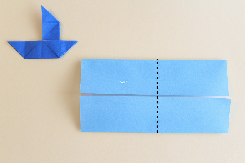 步骤2：将准备好的折纸上下两侧向内翻折同等的距离，并将左右两侧的折纸以虚线位置为中线向内依次翻折。