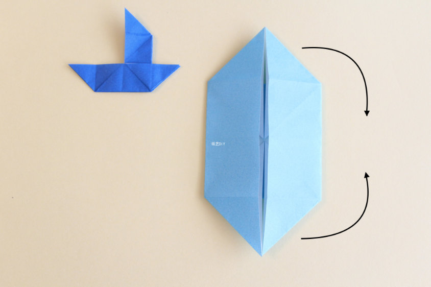 步骤6：同样，也将其右侧折纸按照同样的方式进行折叠