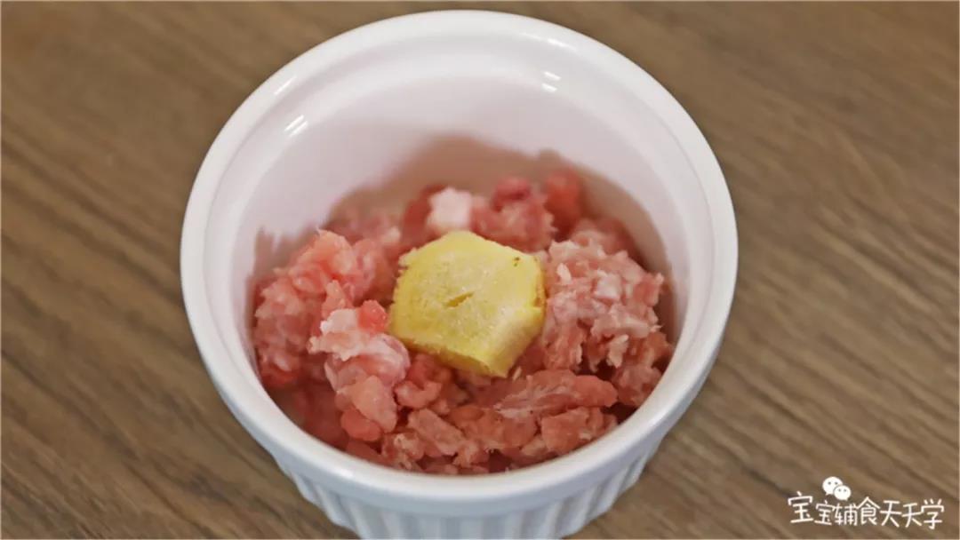 姜片放入肉沫中静置去除肉腥