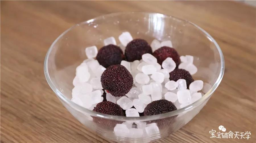洗净杨梅，控干水分，倒入冰糖覆盖杨梅