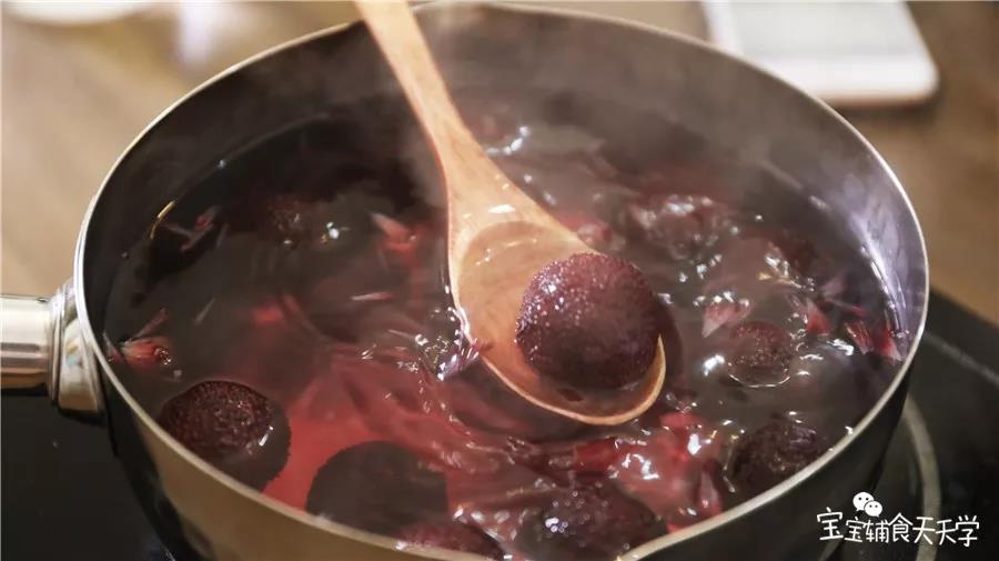 熬煮至杨梅变软，水变色就可以了，此时可以调整口味，甜了多加点水，不够甜多加点糖（按喜好还可以搓烂一下杨梅，喝的时候就可以喝到杨梅肉肉了）