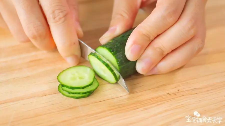 黄瓜切薄片