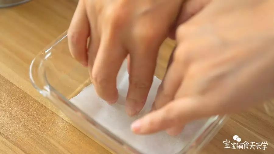 玻璃容器内壁涂油，底部铺上油纸