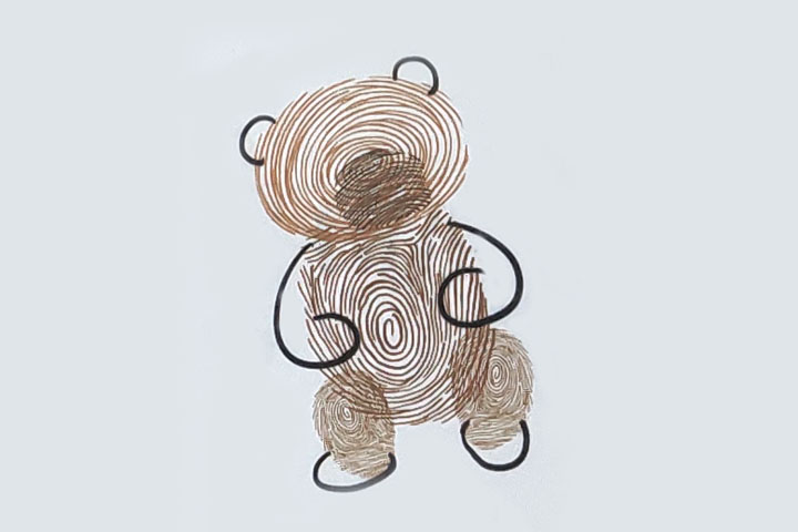 步骤3：先画两只胳膊和手，然后画两只耳朵。