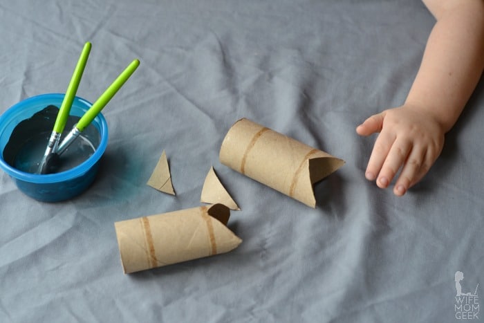 步骤1：将卫生纸管的一端剪出三角形缺口，作为鲨鱼的大嘴巴。如下图：