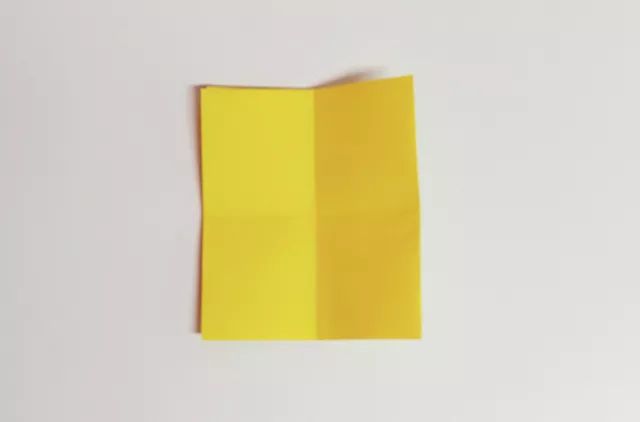 步骤2：在折后的纸上折出一个十字痕。