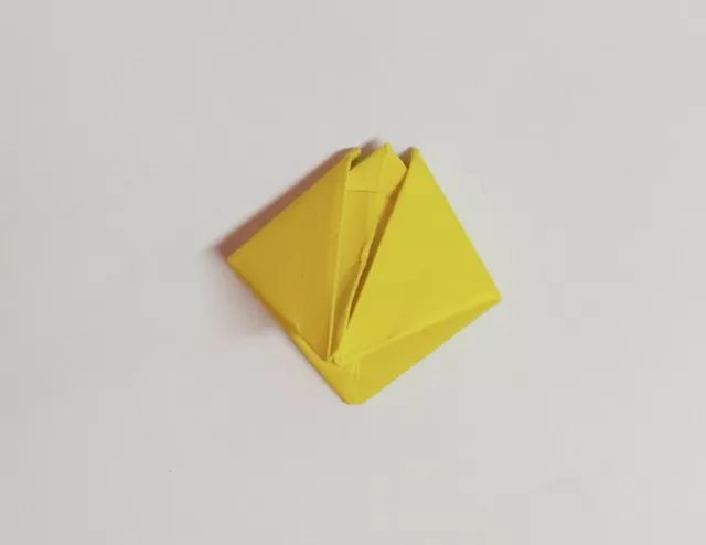 步骤8：再次把三角形的两个长边向外拉开（结果如图）。