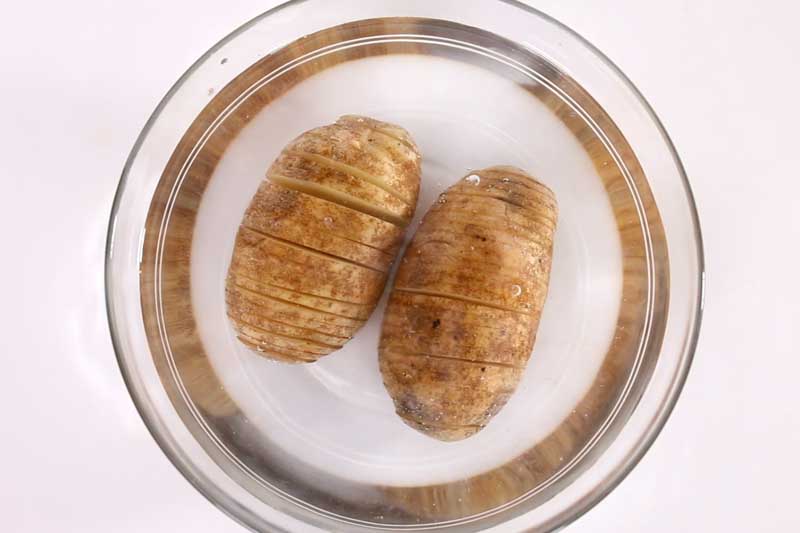 第3步：把切好的土豆整个放在盐水中浸15分鐘，去掉薯仔内的淀粉，防止薯片互相黏连，同时为土豆调味。