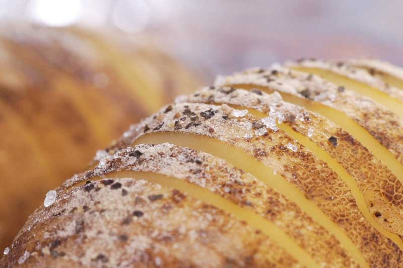 第5步：洒上盐、白胡椒粉及黑胡椒碎以作调味。