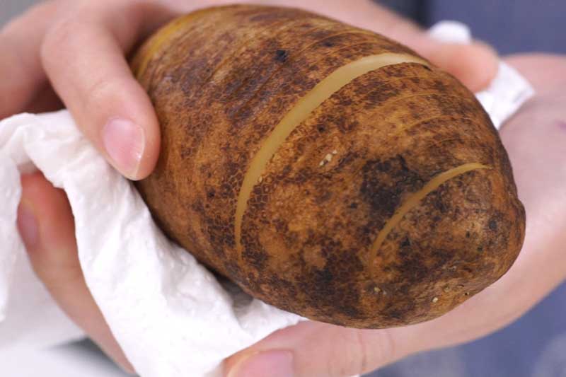 第4步：把整个土豆沥乾水，以厨房纸弄乾。