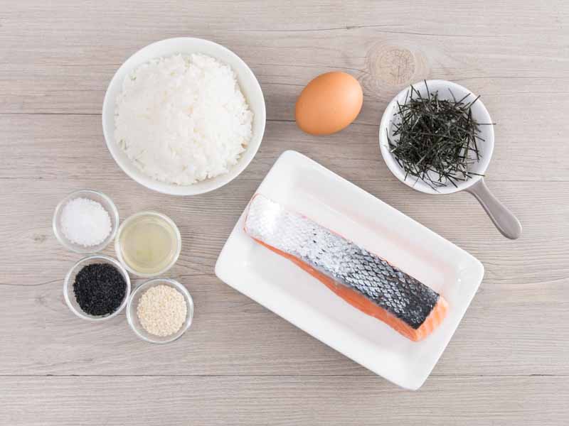 食材这边：白饭1碗、紫菜碎4汤匙、叁文鱼扒1块、鸡蛋1只、柠檬汁适量、白芝麻适量、黑芝麻适量、盐适量