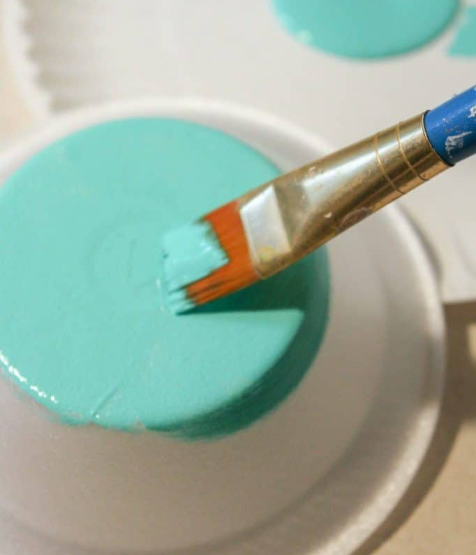 步骤2：先给纸碗涂上你喜欢的颜色。