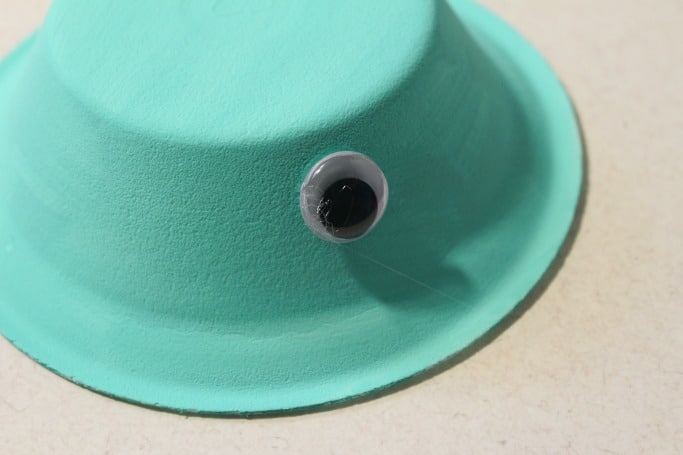 步骤3：在纸碗上贴上googly眼睛，作为水母的眼睛。