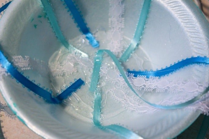 步骤5：在碗中涂上胶水，将丝带贴在碗中。