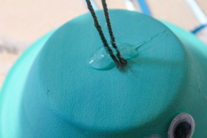 步骤6：在碗底粘上挂水母的线。