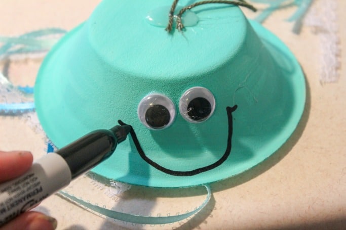 步骤7：在眼睛下面画出弯弯的嘴巴。