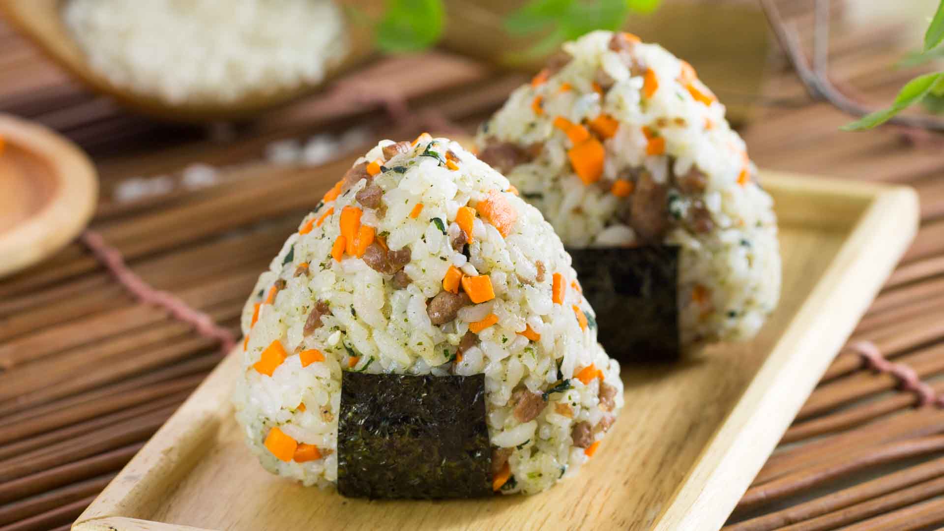 第9步：我们美味又营养的日式黑芝麻杂菜饭团就做好了。