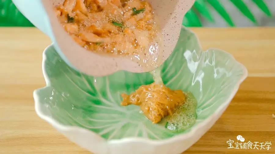 淋入花生酱中搅拌均匀