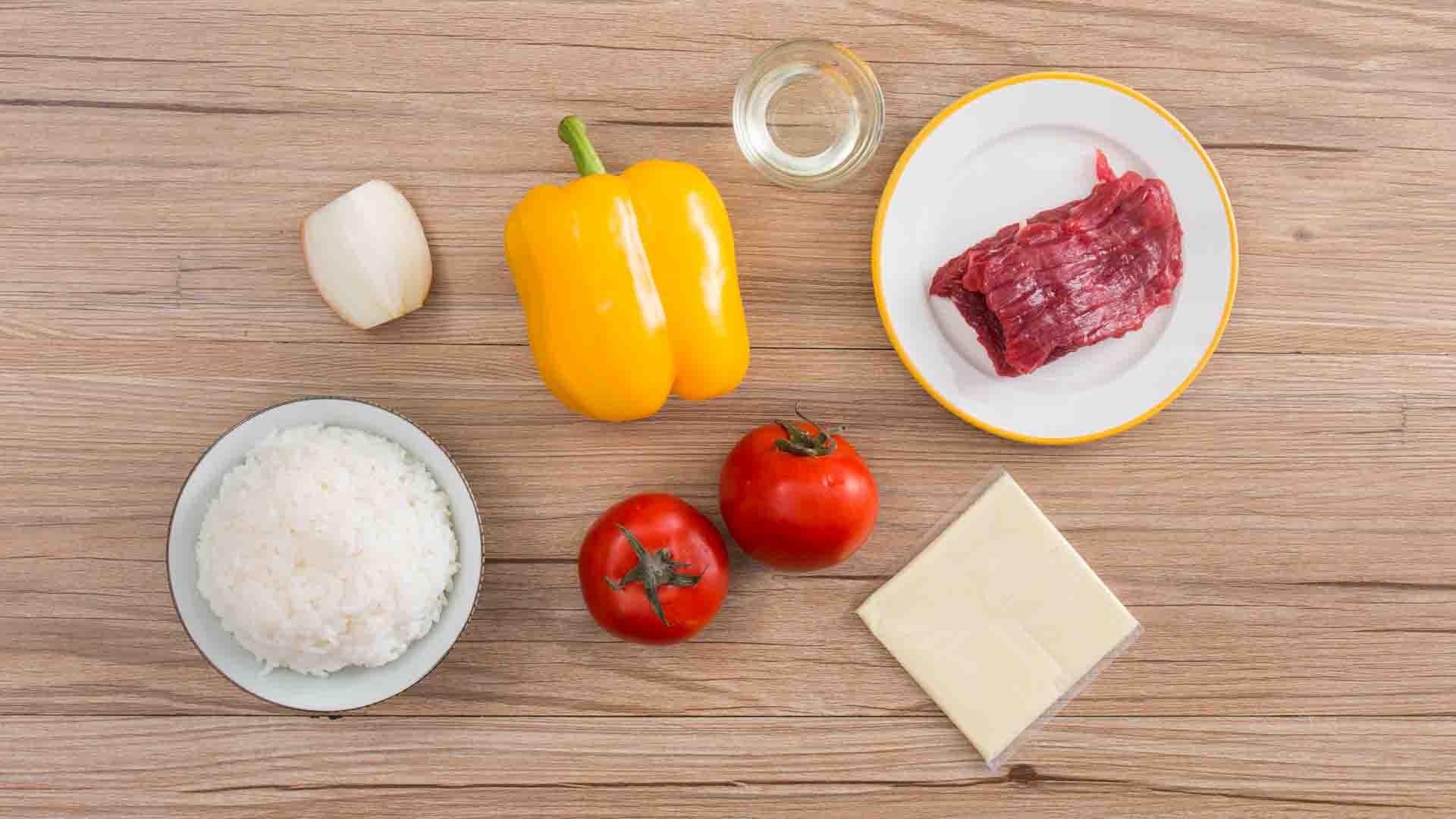准备材料：番茄50克、牛肉20克、黄椒10克、洋葱10克、白饭100克