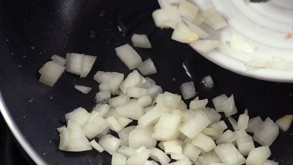 锅里倒入少许橄榄油，放入洋葱拌炒。