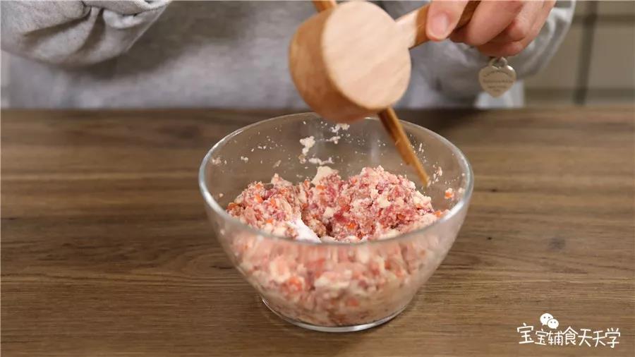 第5步：加入玉米淀粉，可选加入盐，顺时针搅拌均匀