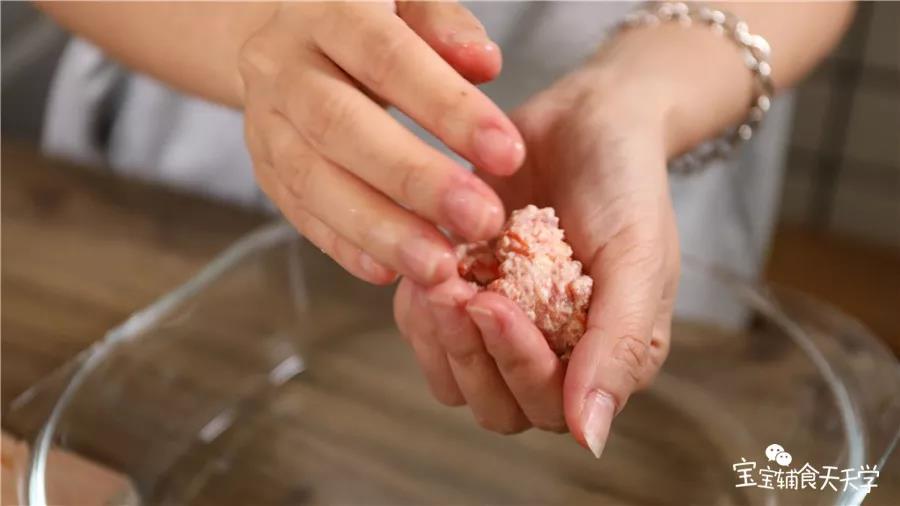 第6步：手沾点水防粘，挖一勺放手上捏圆