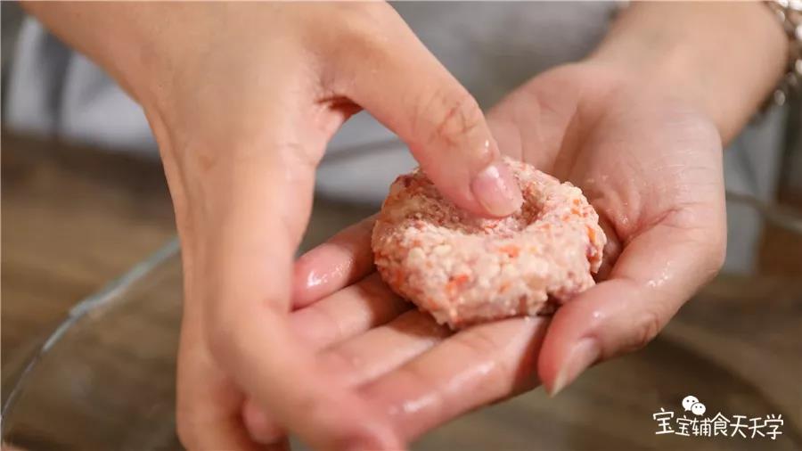 第7步：中间按压一个小凹槽（煎制受热时中间会涨起，按压一个凹槽能让煎出来的汉堡扒平整一些）