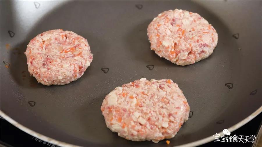第8步：小火热锅，放入汉堡扒煎制到两面焦香就可以了
