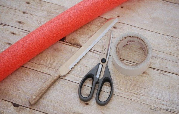 步骤1：准备材料：泡沫条一根、剪刀、胶带