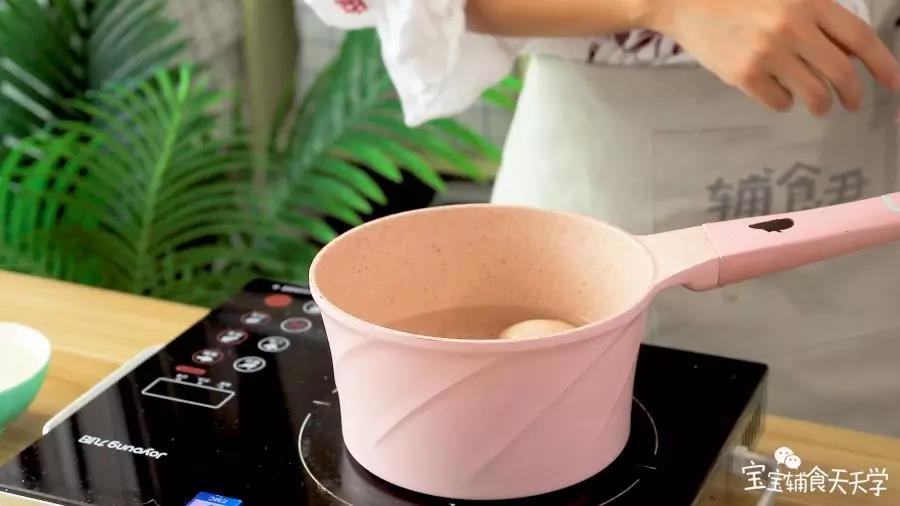 烧开一锅水，放入鸡蛋煮4分钟，熄火焖4分钟煮熟