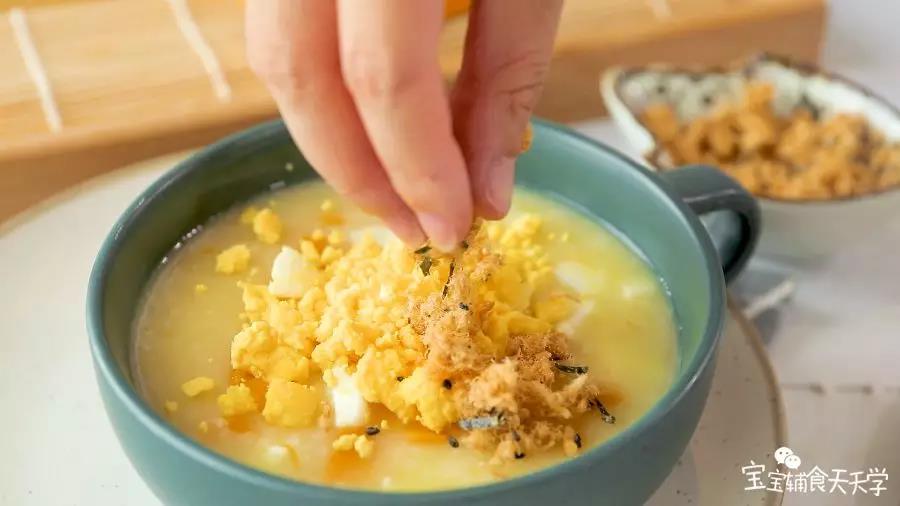 最后撒上蛋黄碎和宝宝肉松即可