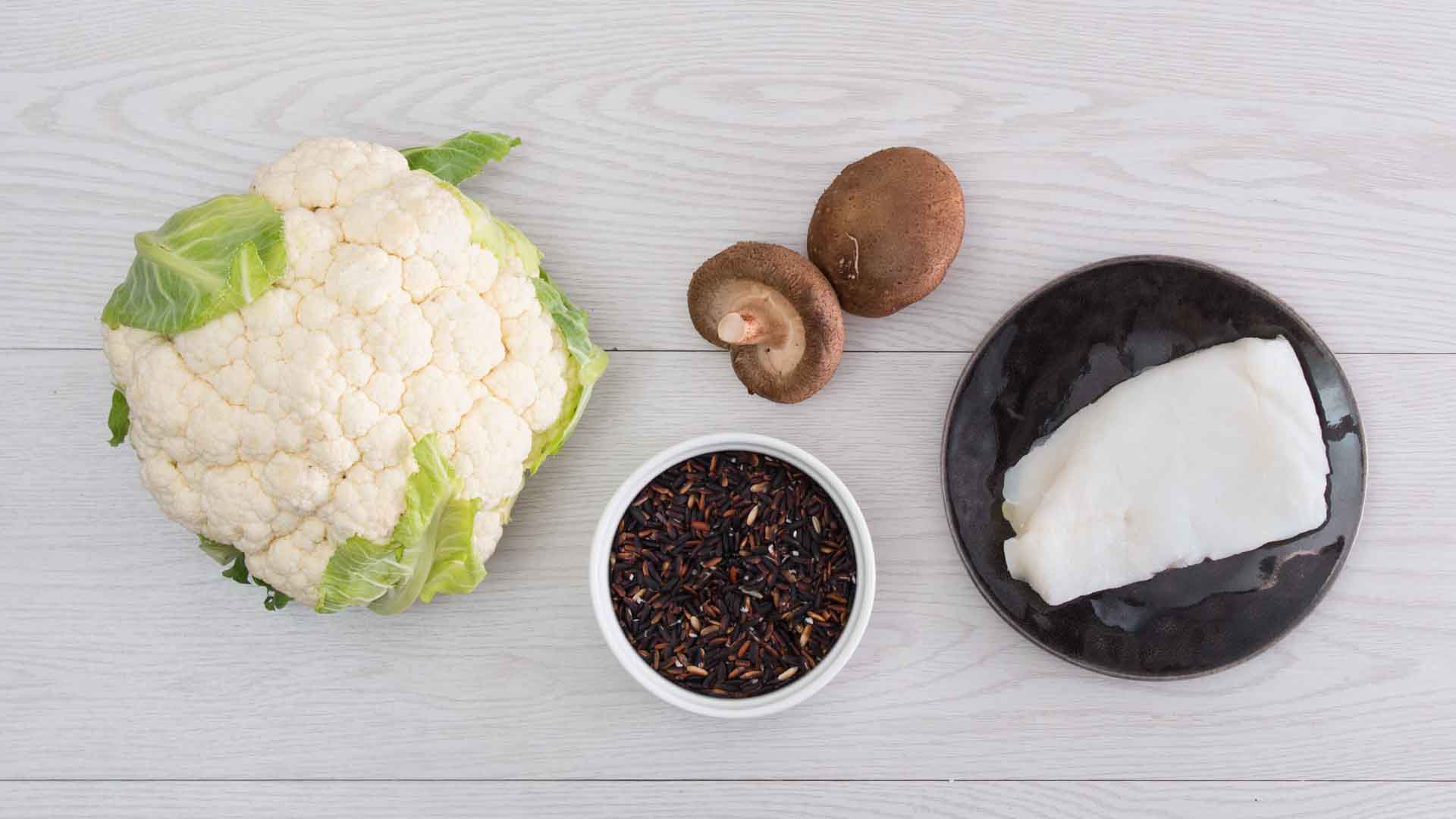 食材准备：鳕鱼肉30克、香菇15克、紫米饭80克、椰菜花10克、水3/5杯